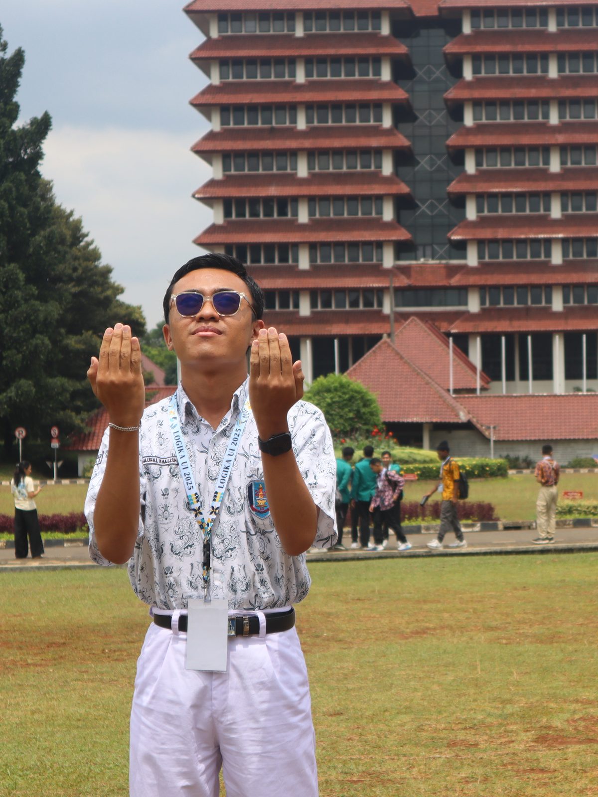 Peserta berpose di depan Gedung Rektorat Universitas Indonesia saat Campus Tour LOGIKA UI