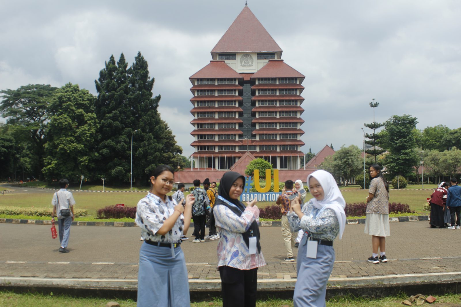 Peserta Campus Tour LOGIKA UI berfoto di depan tulisan UI Graduation