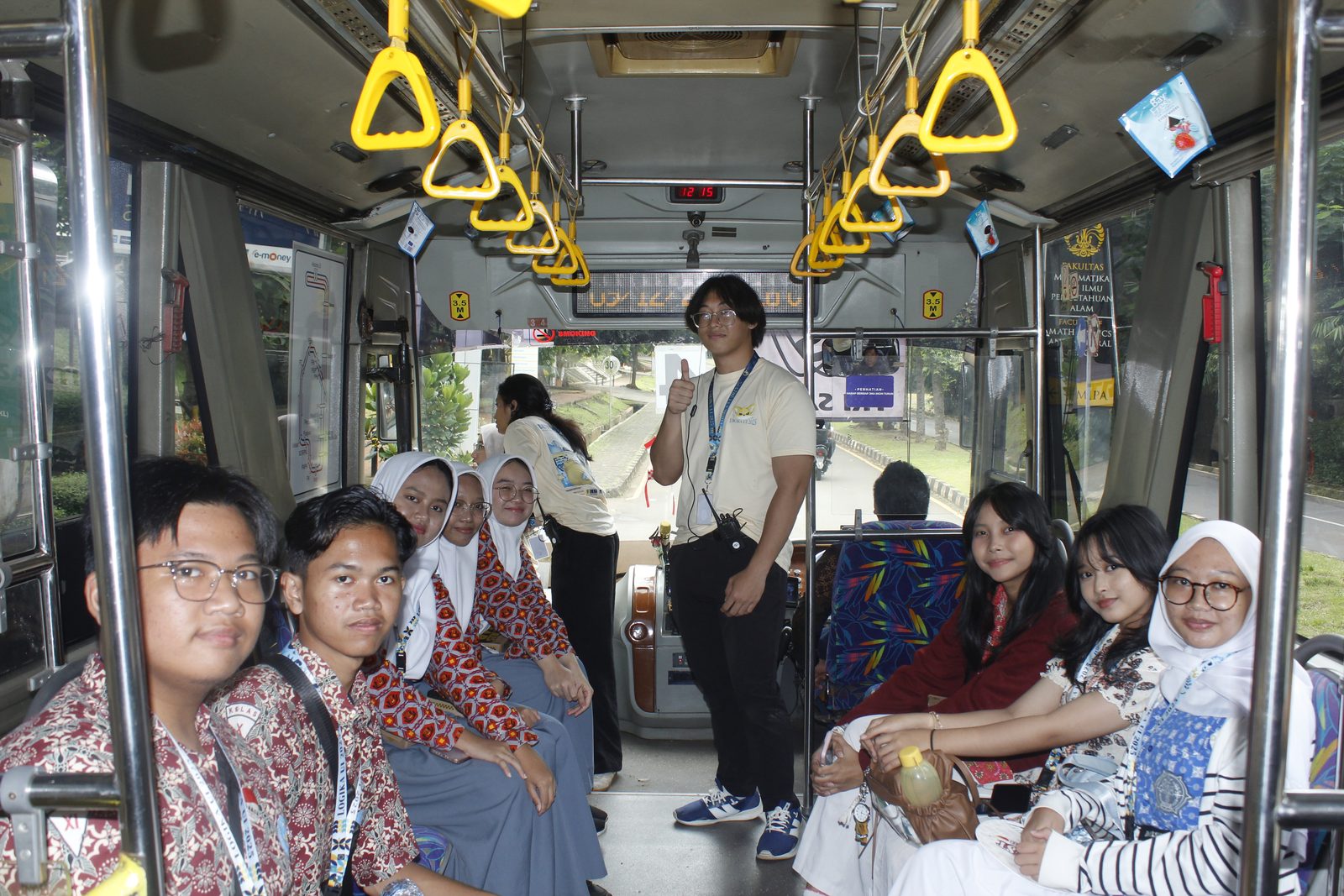 Rombongan peserta Campus Tour LOGIKA UI di dalam bis kuning (bikun) UI