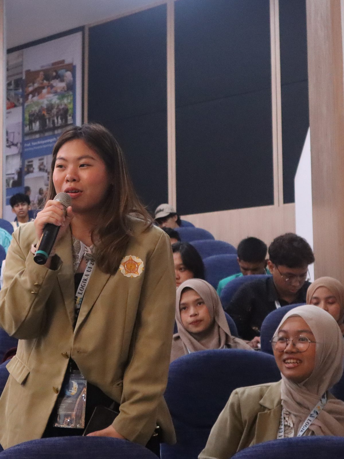 Peserta bertanya menggunakan mikrofon pada sesi LogiTalks LOGIKA UI