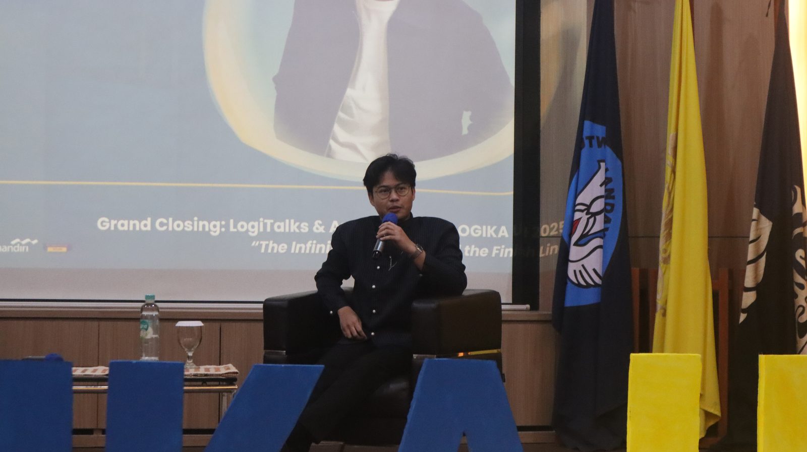 Pembicara memaparkan materi pada sesi LogiTalks LOGIKA UI