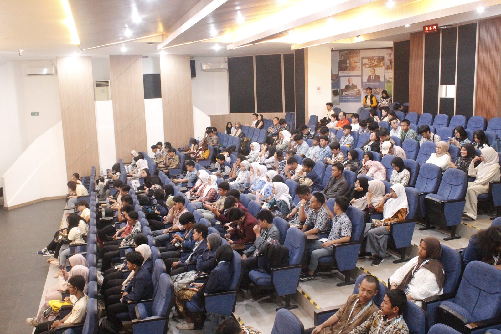 Suasana audiens memenuhi ruangan pada sesi LogiTalks LOGIKA UI