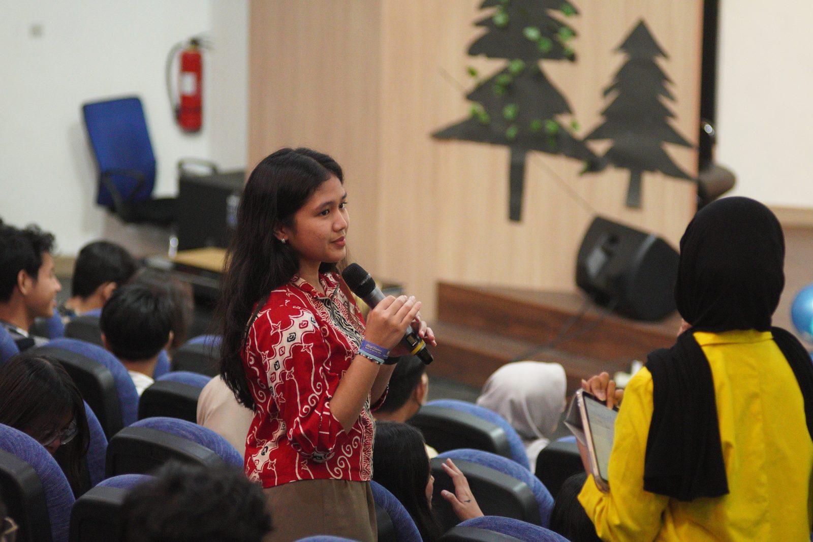 Peserta bertanya menggunakan mikrofon pada sesi MathVenture LOGIKA UI