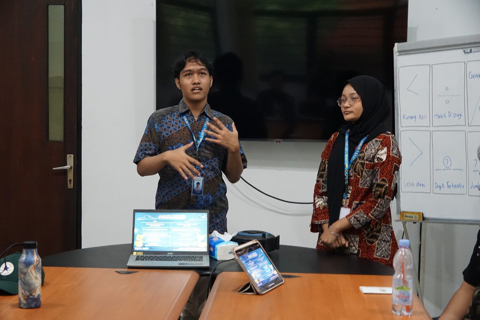 Panitia memaparkan materi kepada peserta MathVenture LOGIKA UI